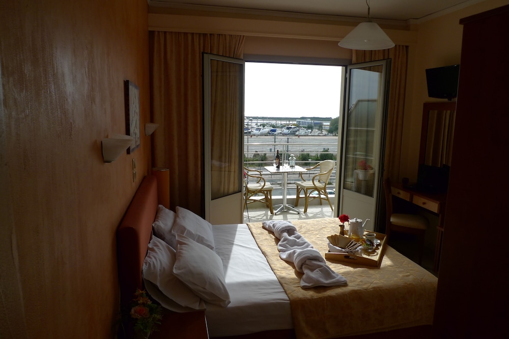 Double or Twin Room, Balcony, Partial Ocean View photo 3
