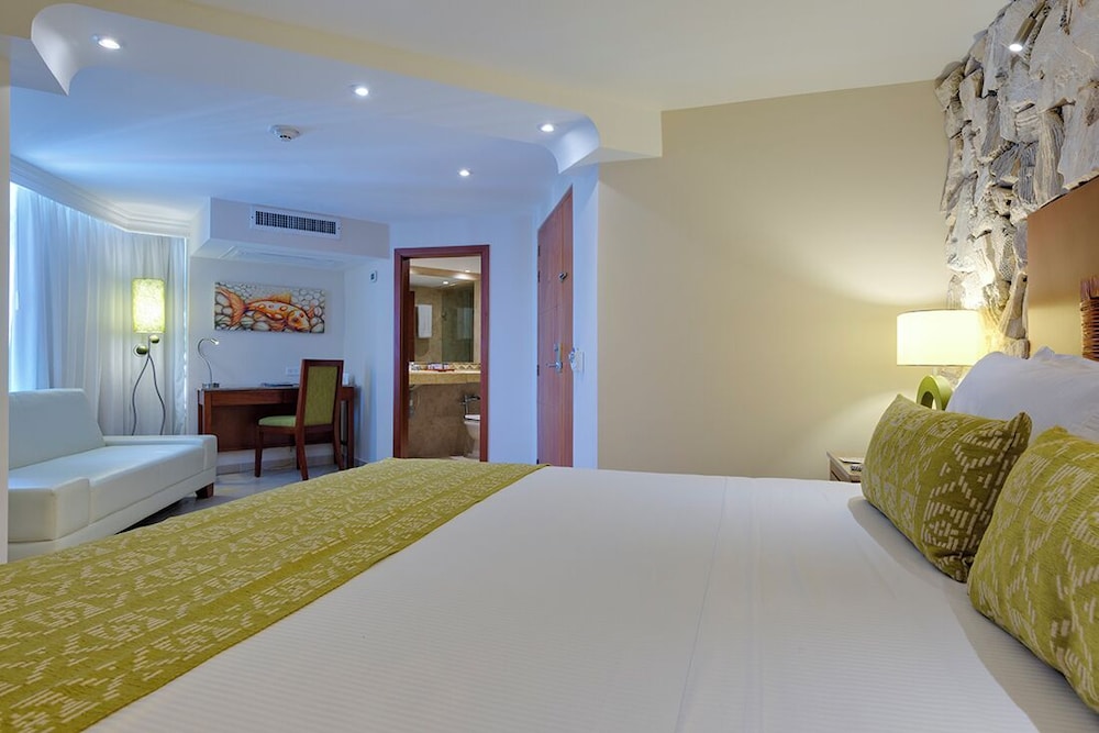 Standard Room, 1 King Bed, City View - Photo 7