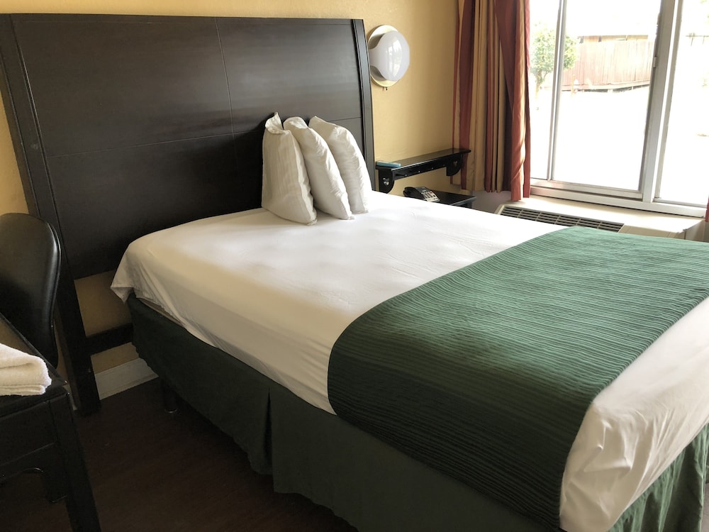 Basic Room, 1 Queen Bed