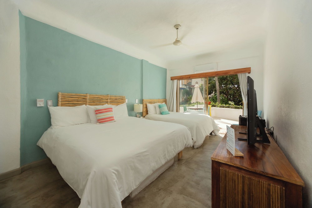 Deluxe Room, 2 Queen Beds photo 3