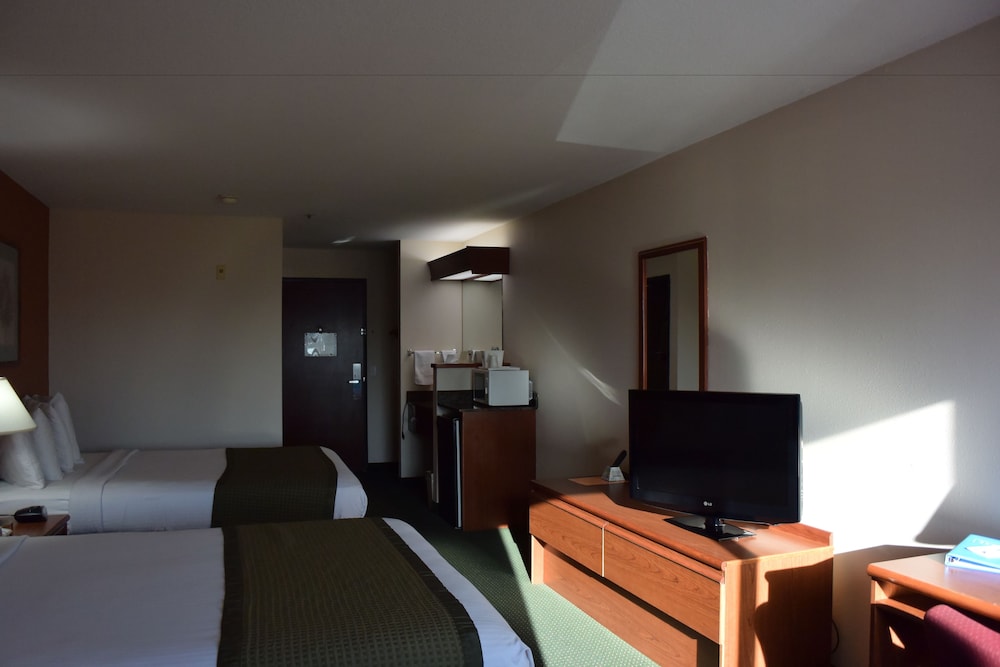 Room, 2 Queen Beds, Non Smoking (Pet-Friendly) - Photo 2