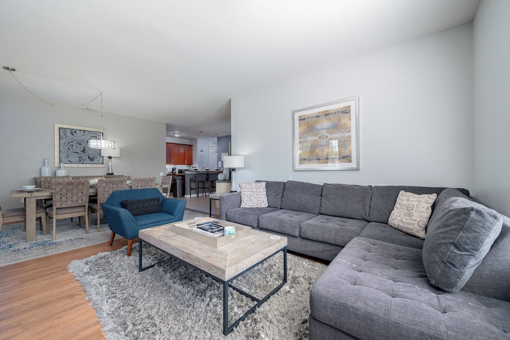 Premier Condo, 3 Bedrooms, Non Smoking, Lake View