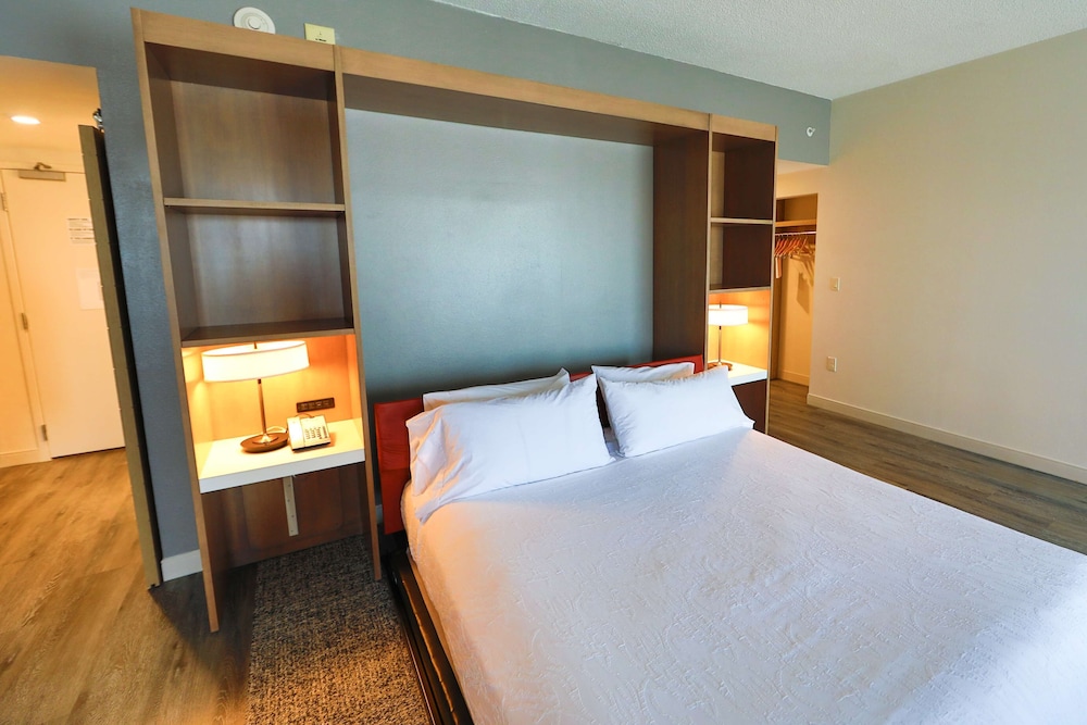 Junior Suite, Accessible (King Bed with Murphy Bed, Hearing) - Photo 2