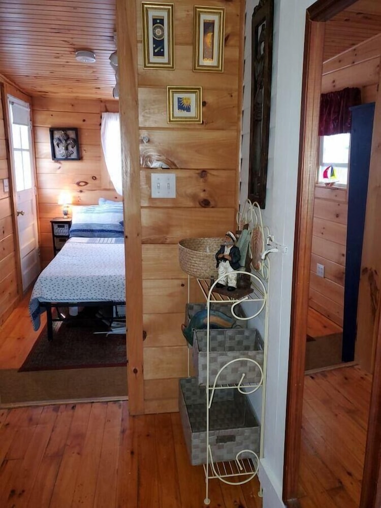House, 1 Queen Bed (Captain's Quarters, 1.5 miles to down) photo 3
