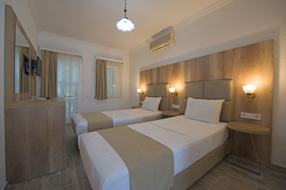 Superior Triple Room, Balcony - Photo 2