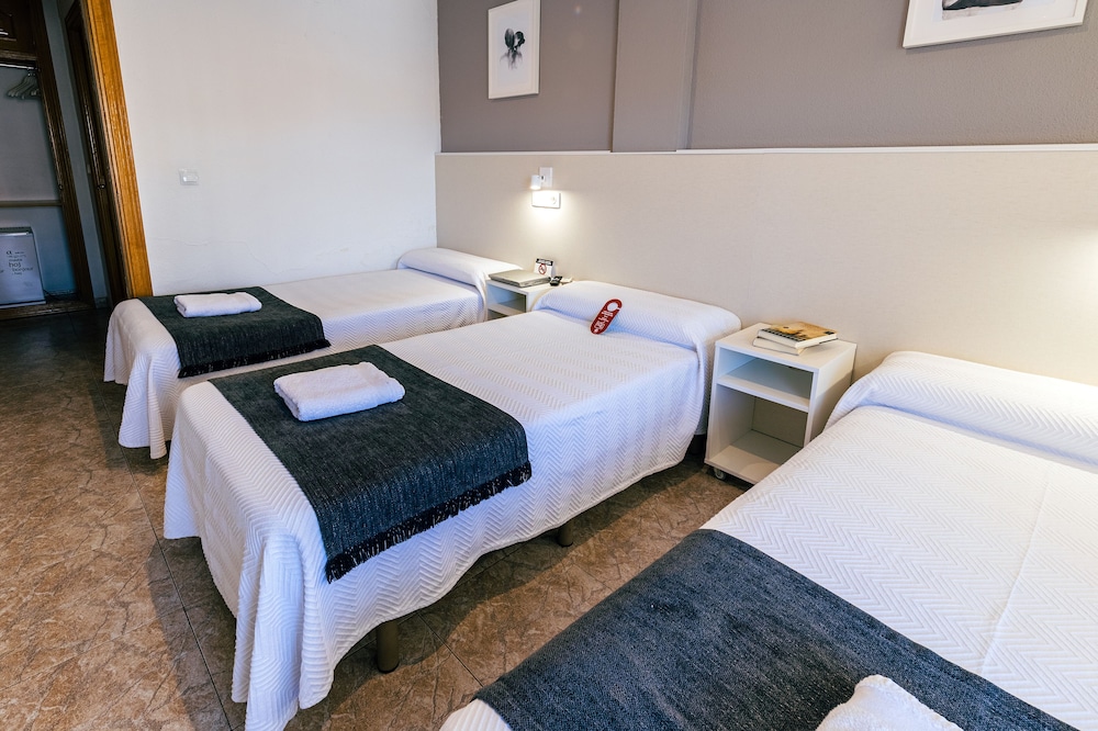 Twin Room with extra bed photo 3