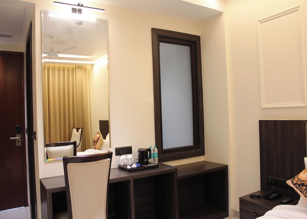 Premium Studio Suite, Jetted Tub