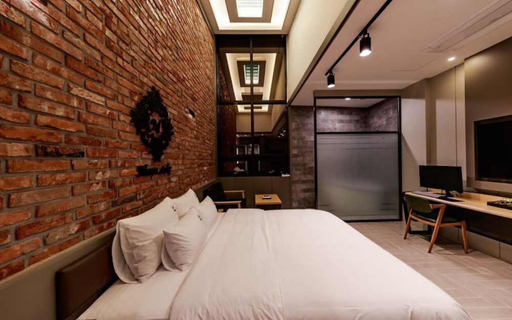 Room (BATH 211) photo 1