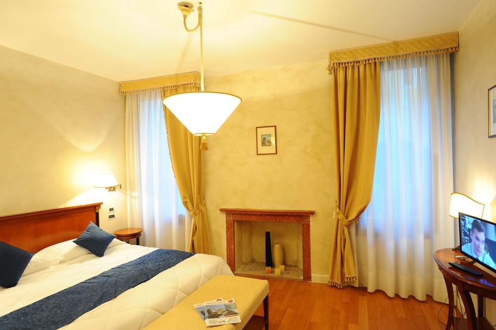 Superior Double or Twin Room photo 3