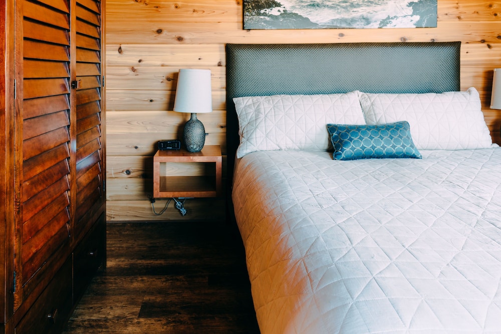Luxury 1 Bedroom Cabin, Queen Bed, Harbor View