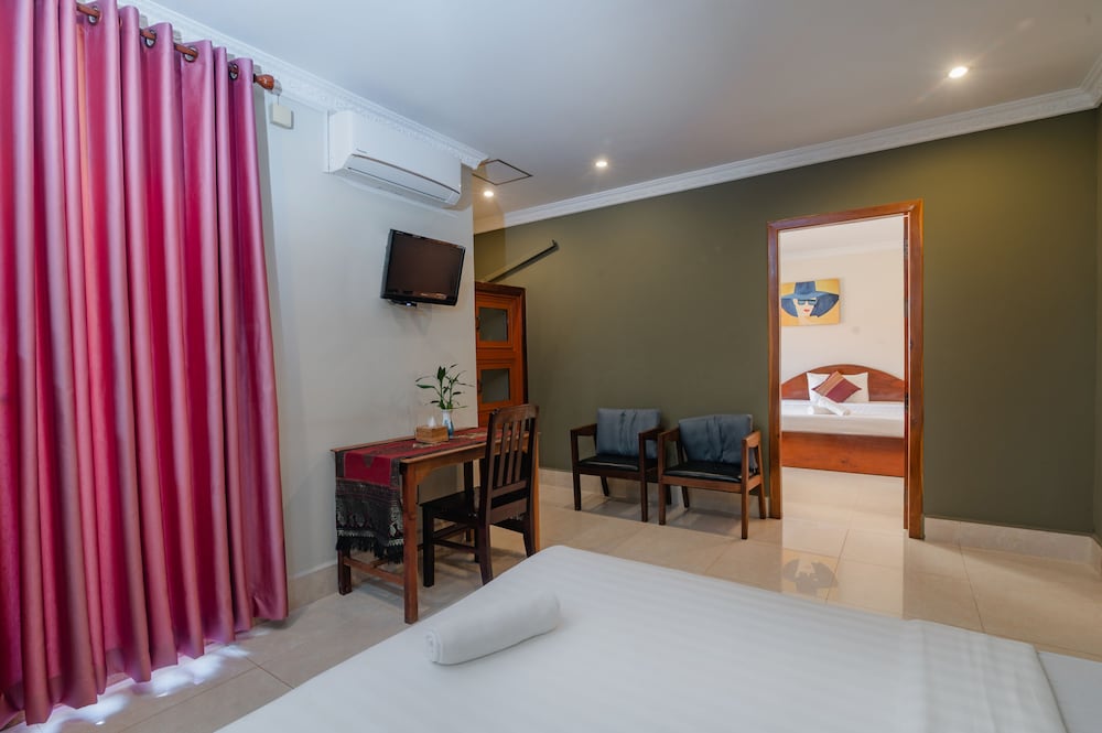 Family Room, 2 Bedrooms - Photo 8