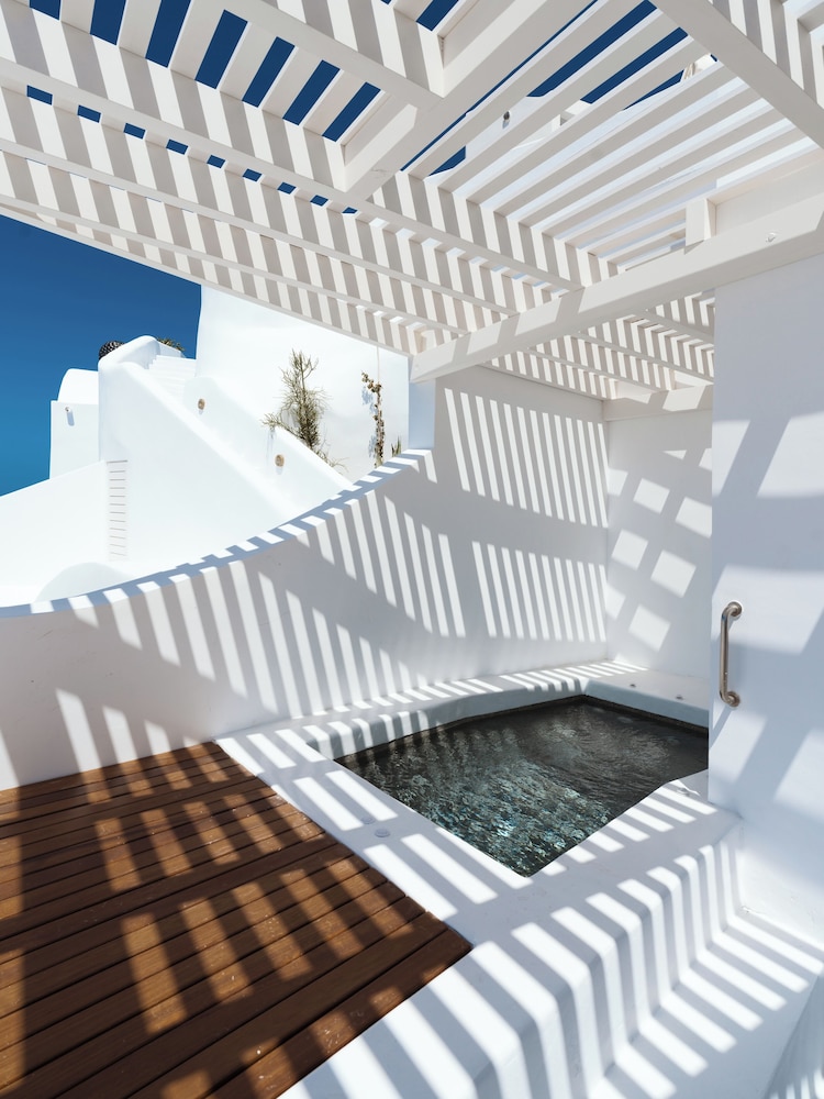 The Antiquarian's Suite with Hot Tub & Caldera View - Photo 16