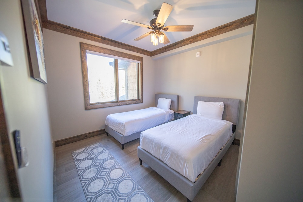 Premier Townhome, 2 Bedrooms, Balcony, Mountain View (Seasons 1892)