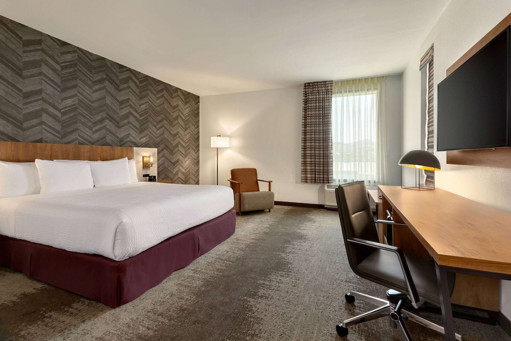 Room, 1 King Bed, Hearing Accessible, Non Smoking (Bathtub w/ Grab Bars) - Photo 3