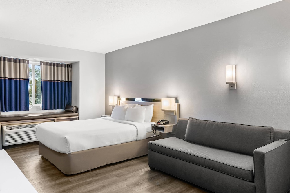 Room, 1 Queen Bed, Accessible, Non Smoking (Sitting Area) photo 1