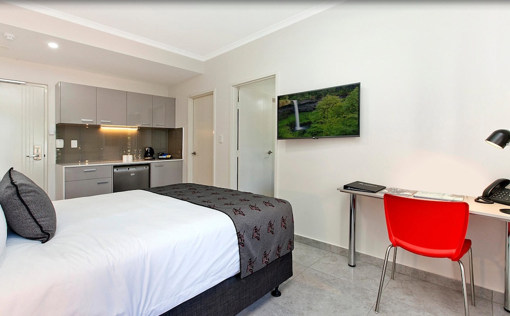 Deluxe Double Room, 2 Queen Beds thumbnail 5
