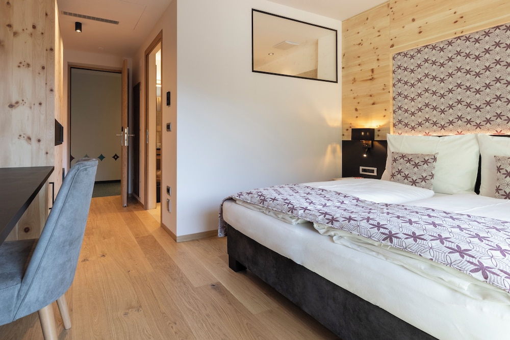 Standard Double Room Single Use, 1 Queen Bed photo 3