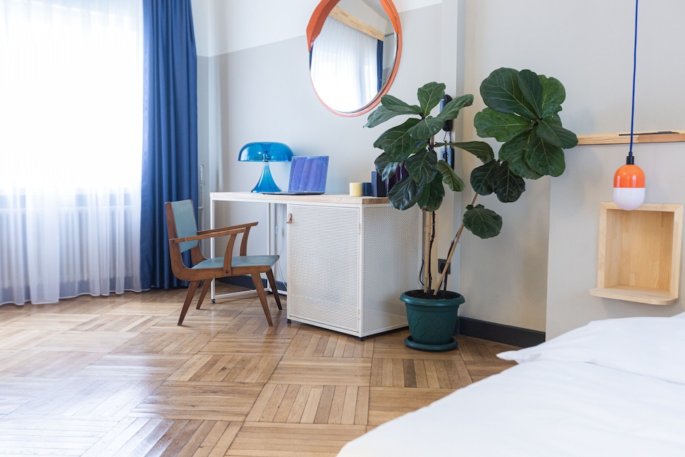 Electric Blue Room with Balcony photo 2