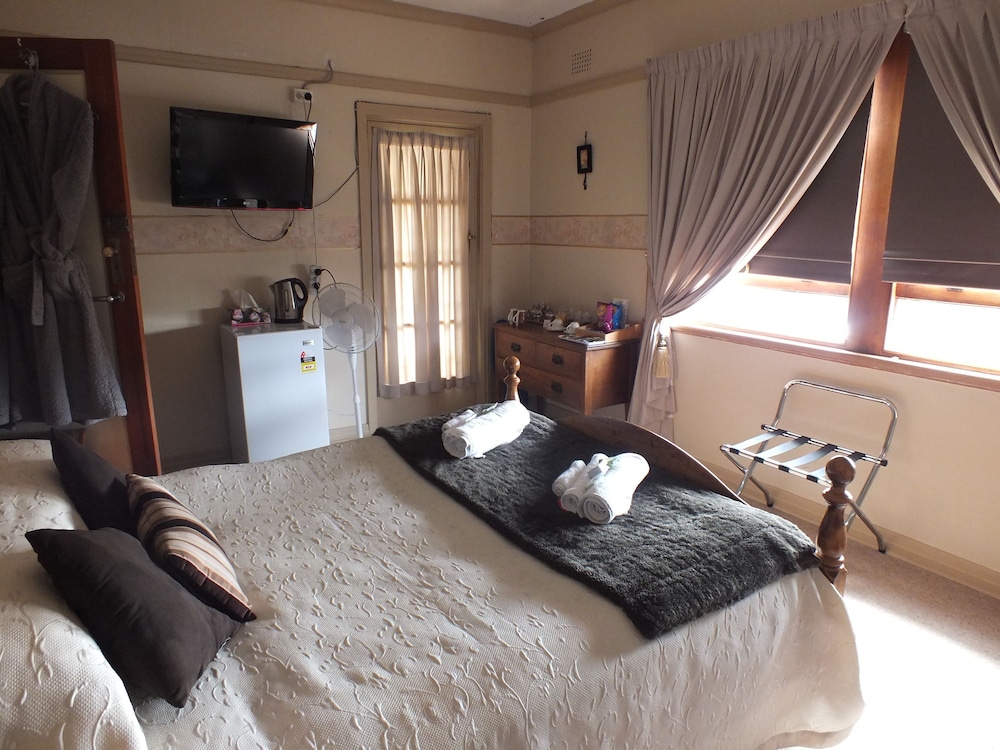 Deluxe Queen Suite, Shared Bathroom