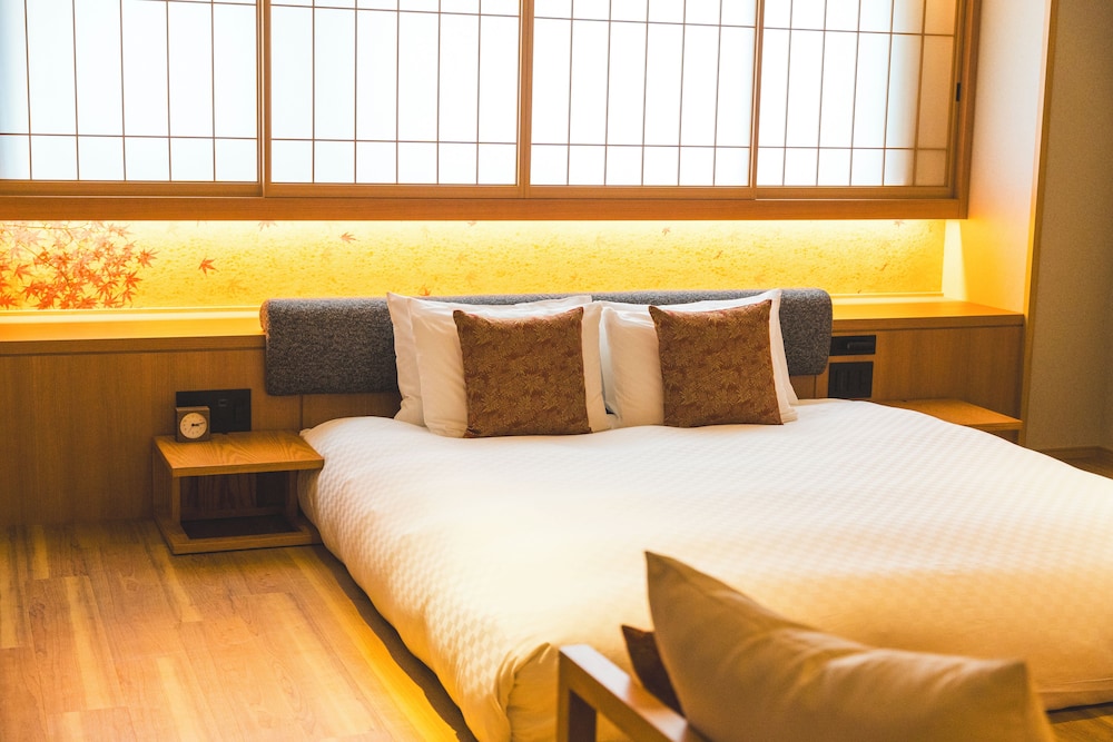 Deluxe Room, 1 King Bed, Non Smoking, Bathtub - Photo 4