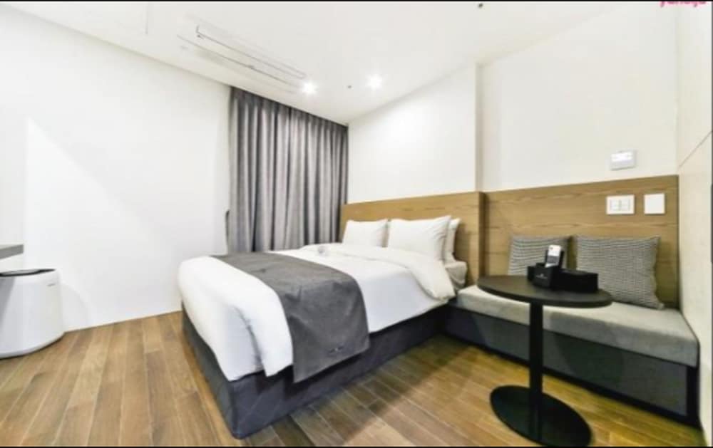 Standard Room, 1 Queen Bed photo 2