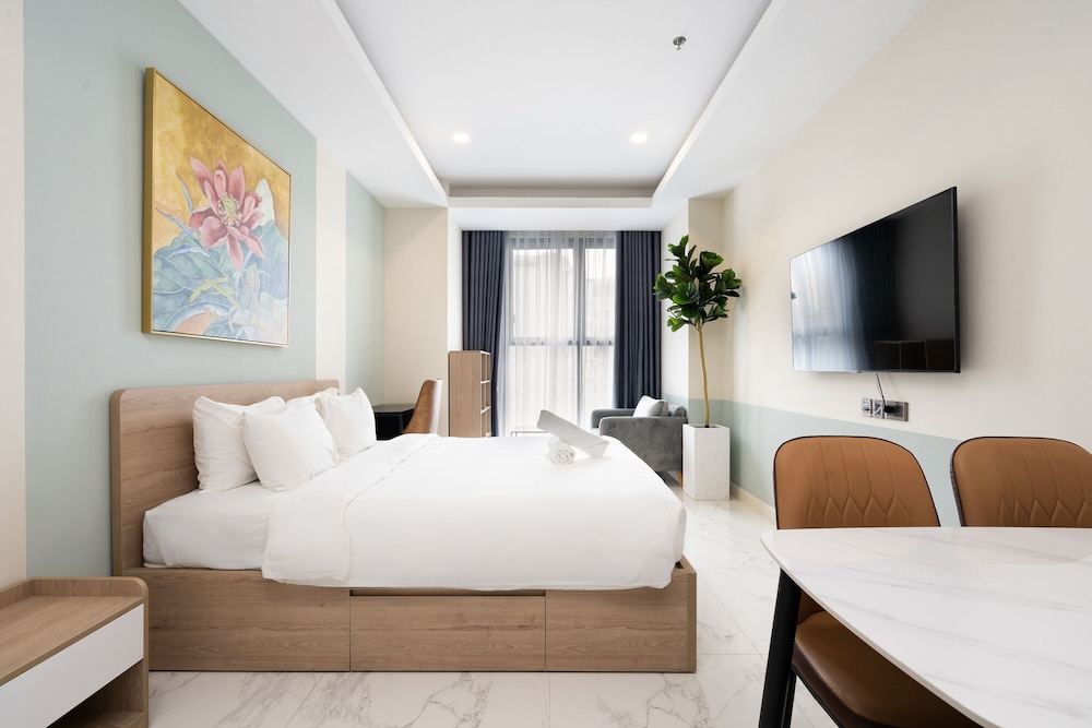 Deluxe Apartment, 1 King Bed, Kitchen, City View
