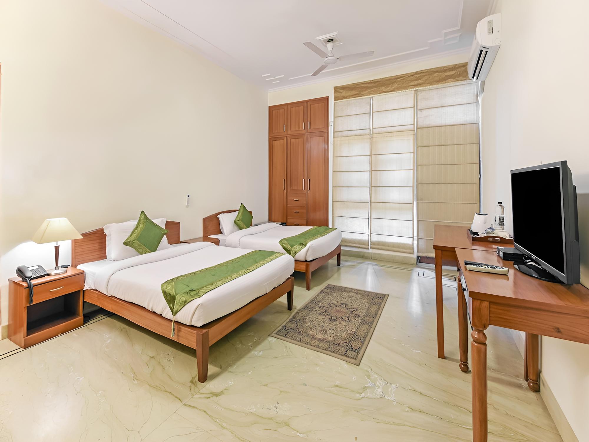Deluxe Room, Multiple Beds, Smoking photo 1