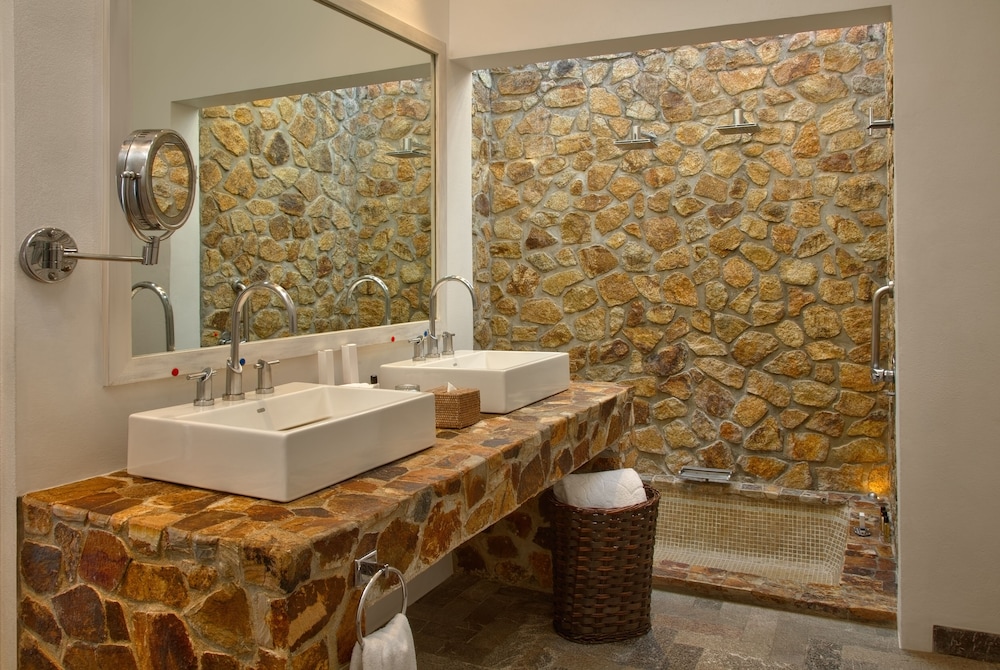 Master Suite with jacuzzi and pool - Photo 9