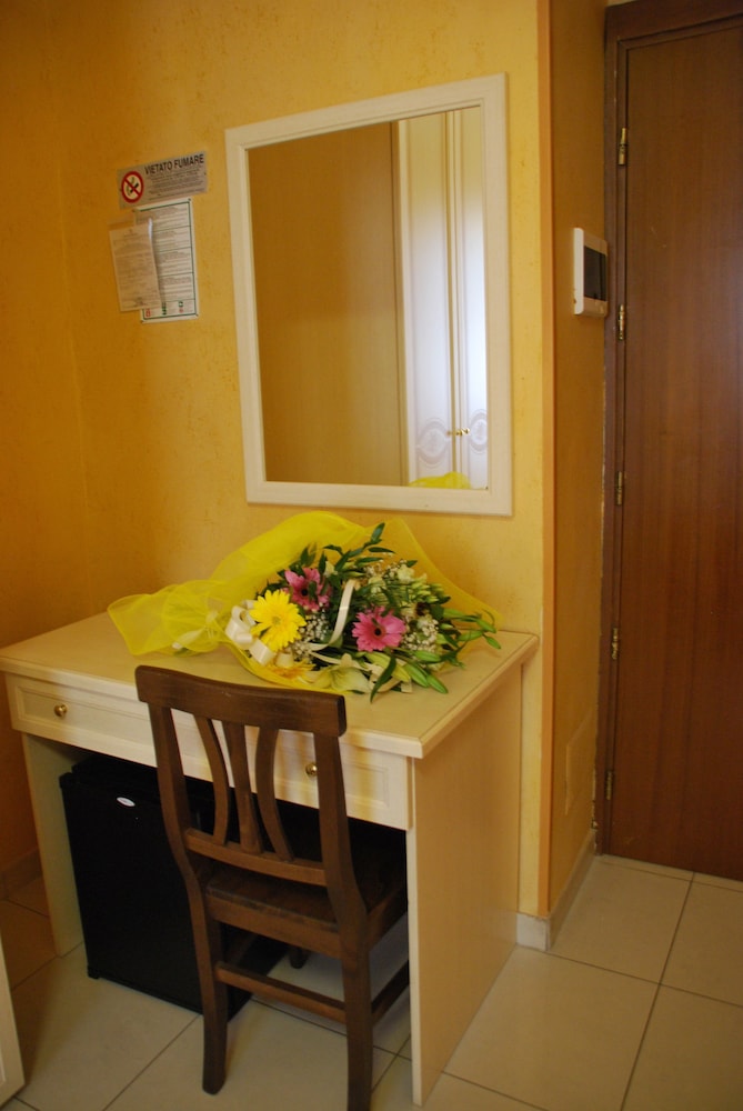 Standard Double or Twin Room - Photo 5