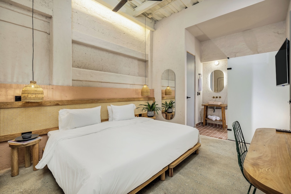 Standard Studio Suite (104)