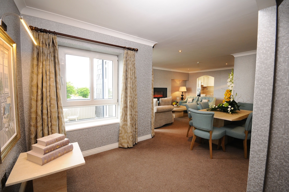 Executive Suite - Photo 11