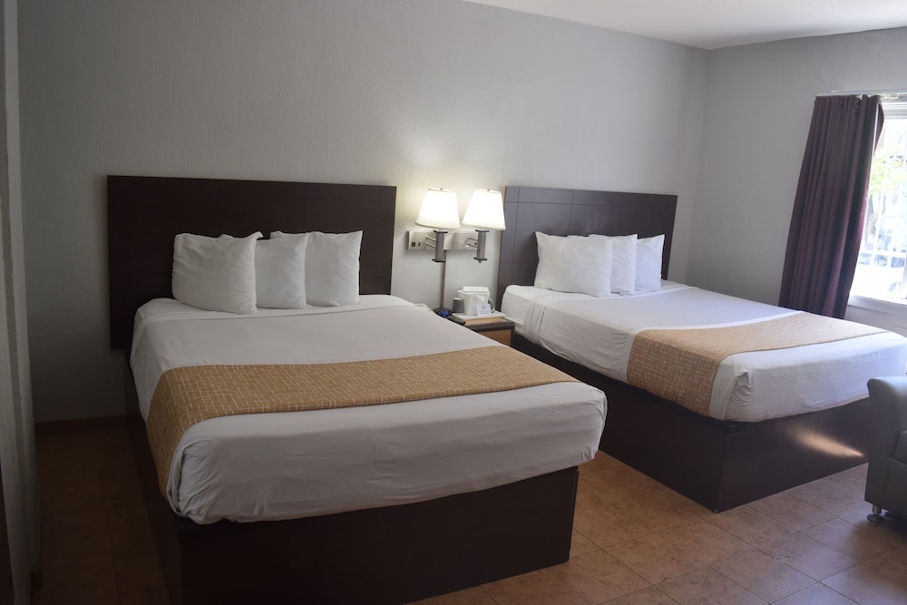 Superior Studio Suite, 2 Queen Beds photo 1