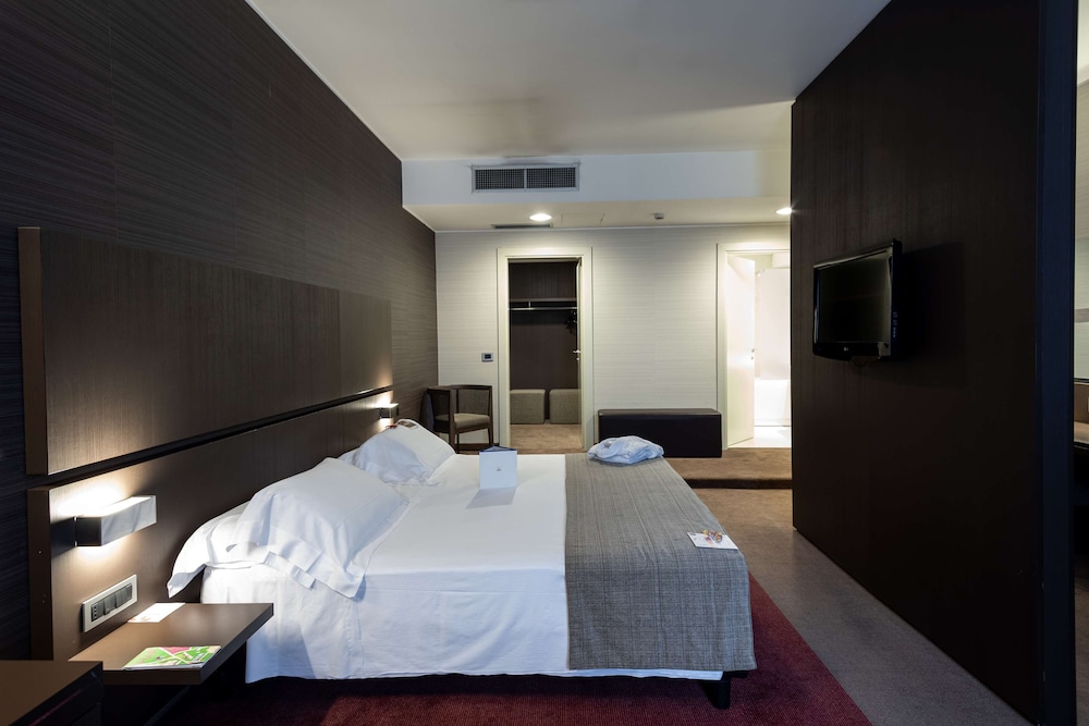 Suite, 1 King Bed - Photo 3