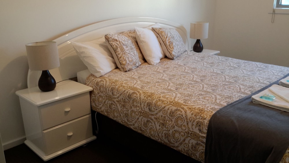 Deluxe Water Front Cabin, 2 Bedrooms, Q & 2S, Full Kitchen (Per Night Stay Rate) photo 1