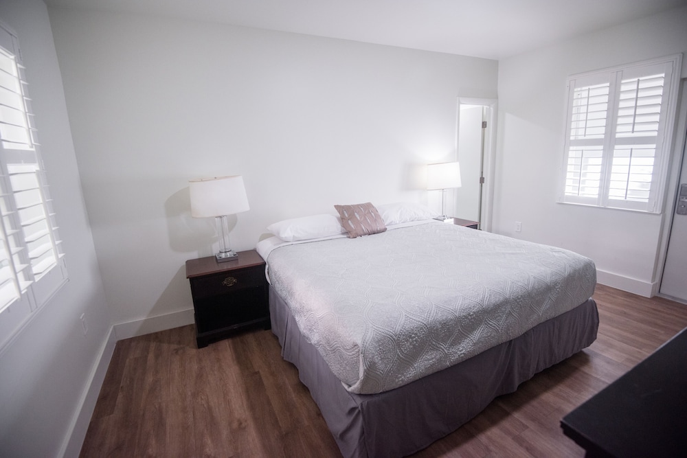 Deluxe Room, 1 Queen Bed photo 2