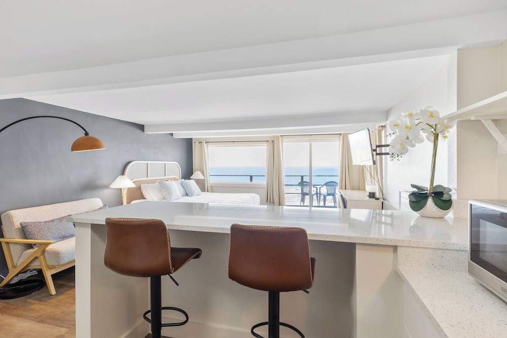Deluxe King Room with Jetted Tub and Ocean View photo 3