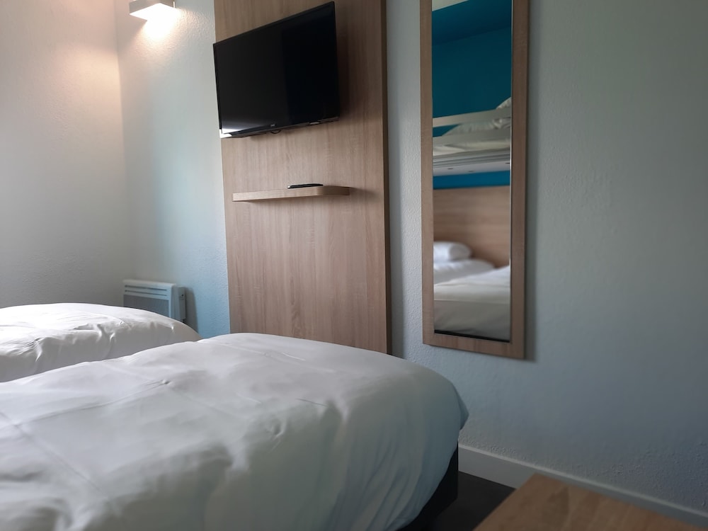 Standard Room, 3 Twin Beds - Photo 15