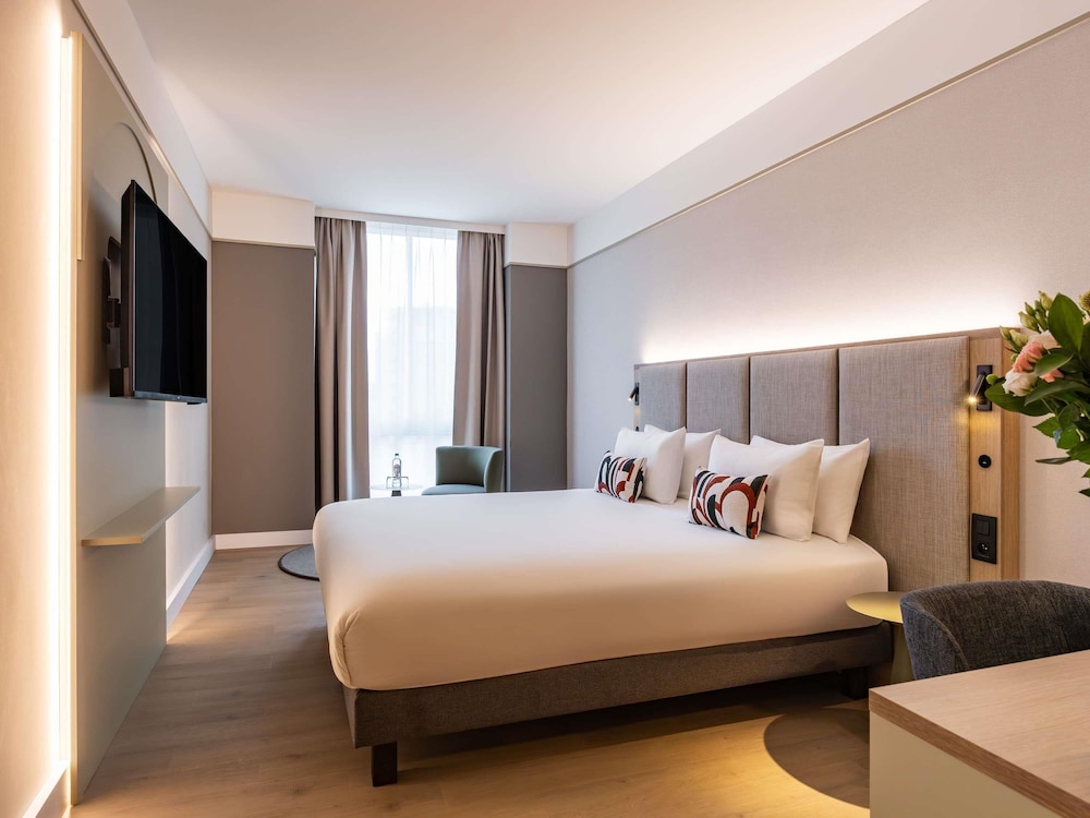 Deluxe Room, 1 King Bed - Photo 3