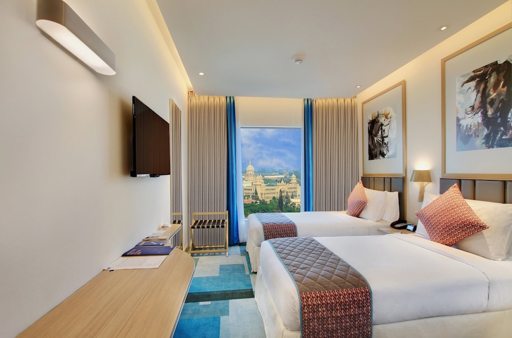 Standard Room, 2 Twin Beds, Smoking (Turf View) photo 2