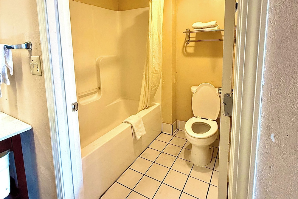 Room, 2 Queen Beds, Smoking - Photo 2