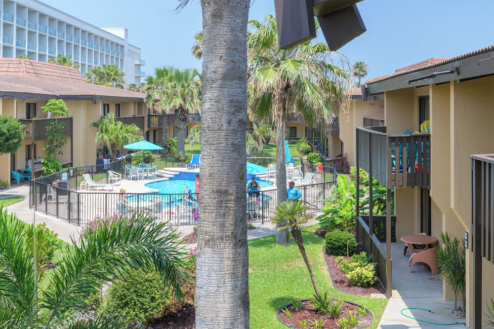 Basic Condo, 1 King Bed with Sofa bed, Pool View, Courtyard Area