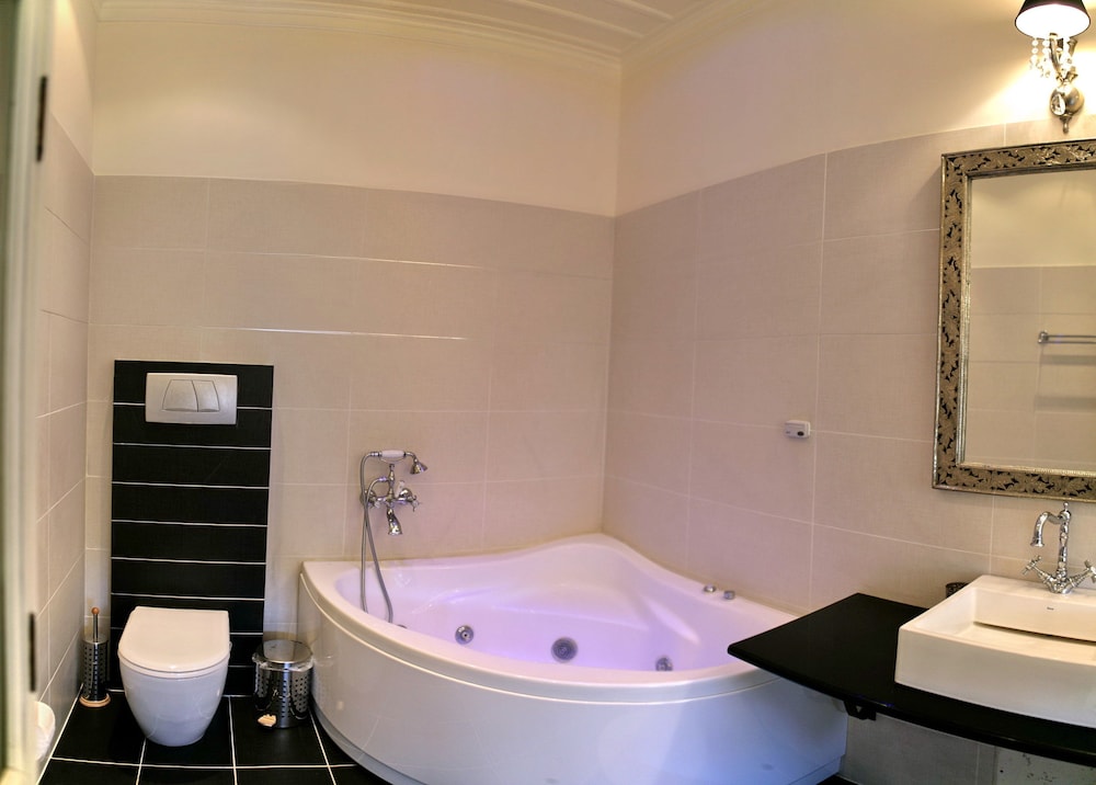 Suite, Jetted Tub photo 2