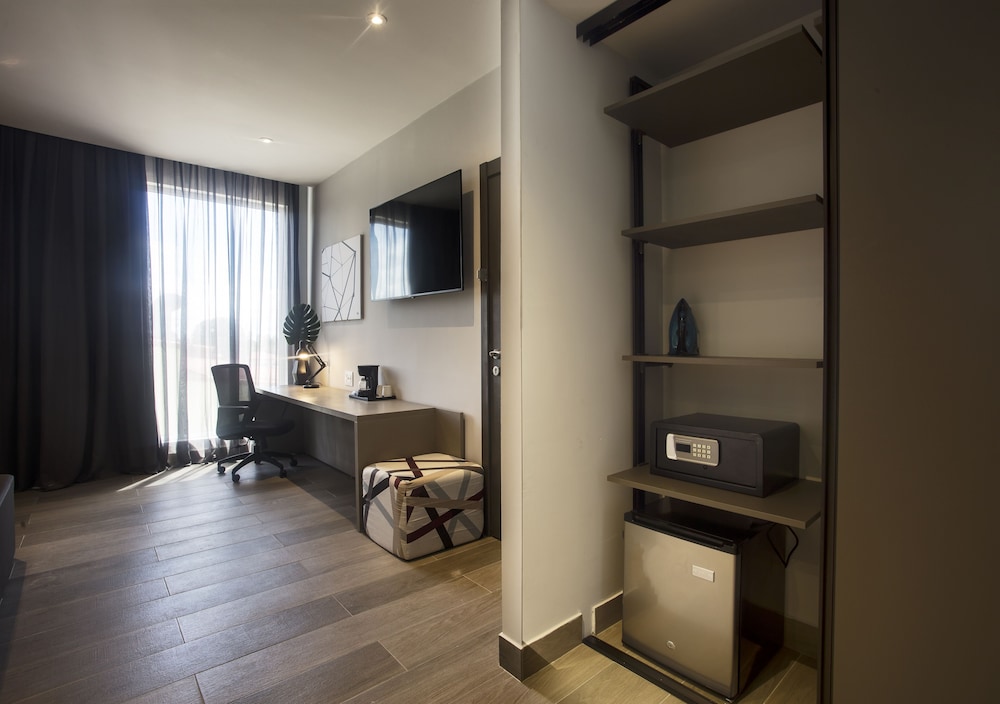 Suite, 1 King Bed, Non Smoking, Refrigerator - Photo 3