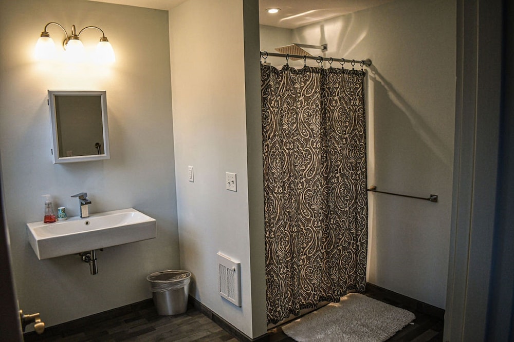 Standard Room, 1 Queen Bed photo 3