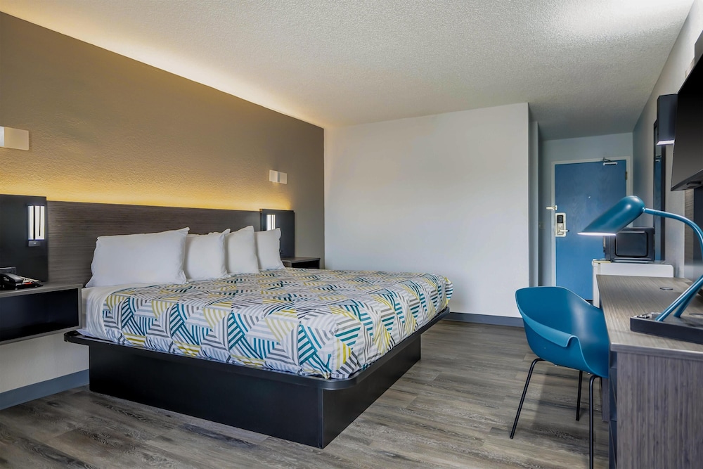 Deluxe Room, 1 King Bed, Non Smoking - Photo 6