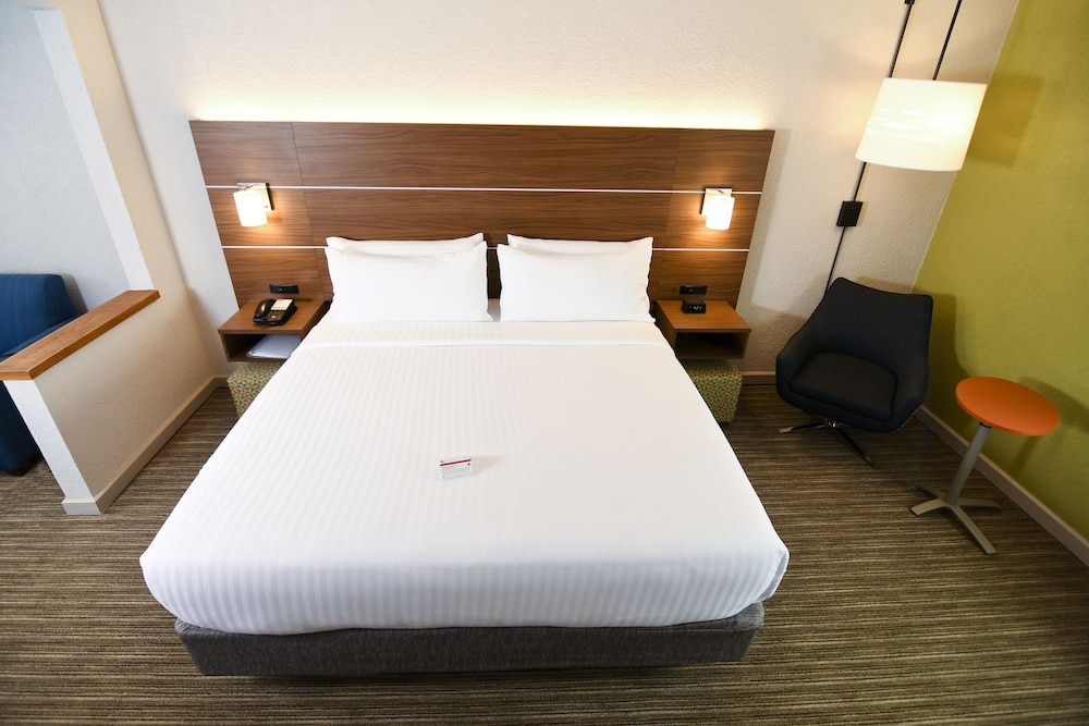 Suite, 1 King Bed - Photo 1