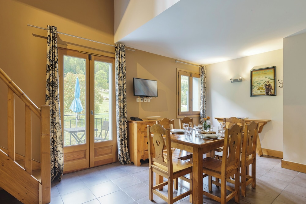 Family Apartment, Multiple Bedrooms (Vallorcine Buet 53 ski in / ski out) Family Apartment, Multiple Bedrooms (Vallorcine Buet 53 ski in / ski out)