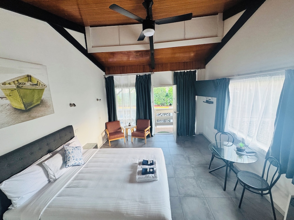 Honeymoon Double Room, 1 Queen Bed, Refrigerator & Microwave, Annex Building photo 3