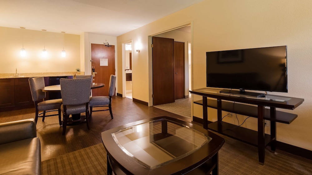 Suite, 1 King Bed, Refrigerator, Golf View photo 2