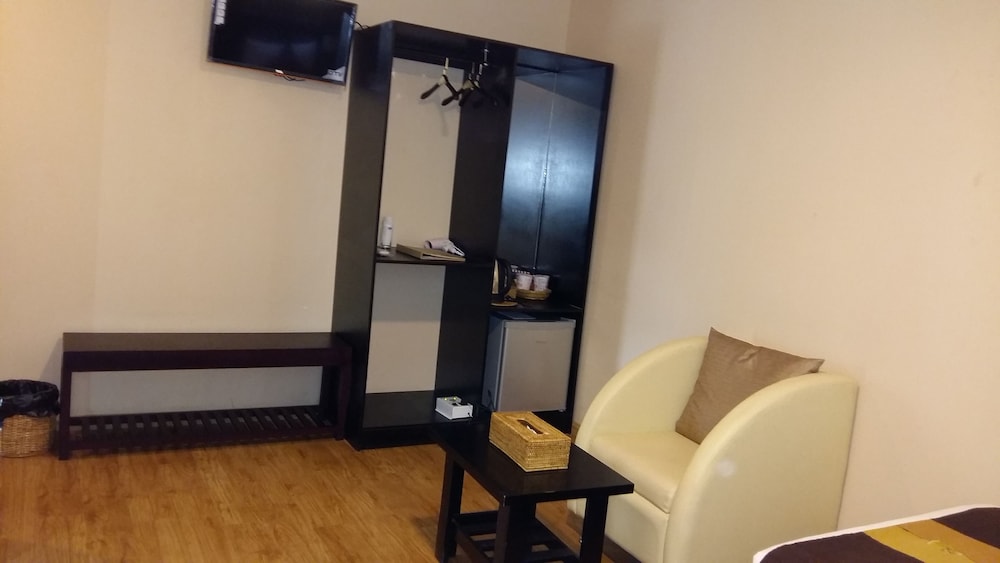 Standard Double or Twin Room, 1 Bedroom, Private Bathroom, City View photo 2